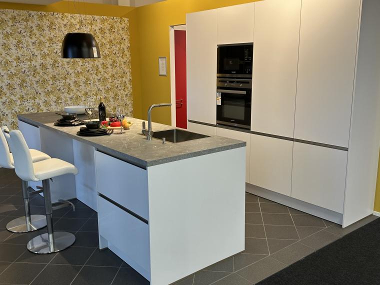 Feine Kücheninsel mit Hochschrankwand und Sitzgelegenheit