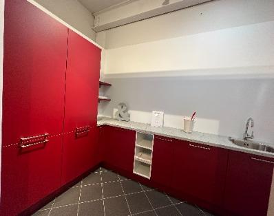 Hauswirtschaftsraum in einem scharfen chillirot