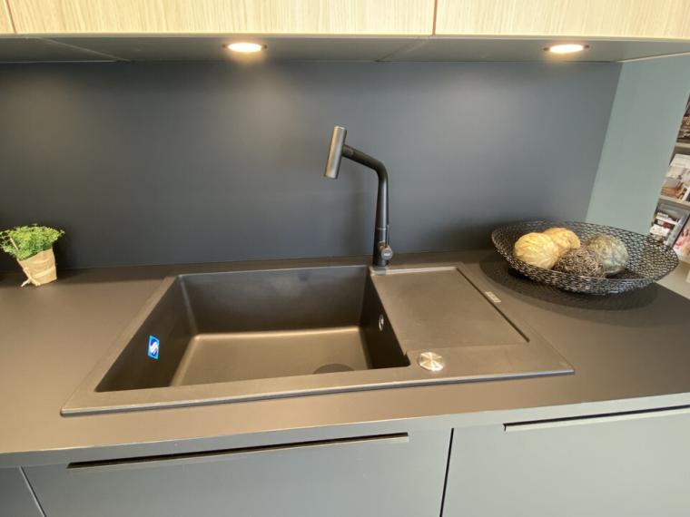 Häcker ''AV 2135'' schwarz UV Mattlack PerfectSense®