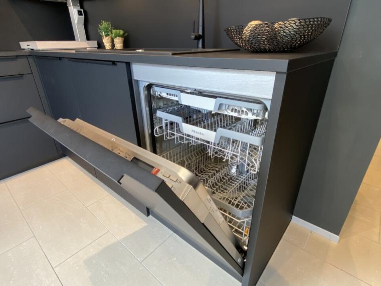 Häcker ''AV 2135'' schwarz UV Mattlack PerfectSense®
