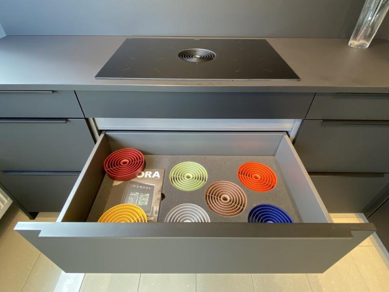 Häcker ''AV 2135'' schwarz UV Mattlack PerfectSense®