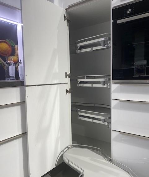 Elegante Küche in Bianco High Gloss - zum Selbstabbau und Selbsttransport