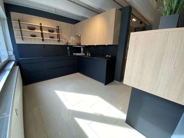 Häcker ''AV 2135'' schwarz UV Mattlack PerfectSense®