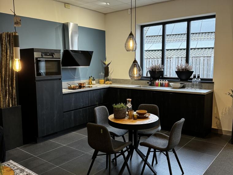 Moderne showroomkeuken Sherwood Eiken.