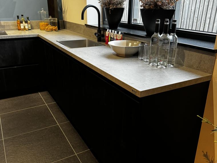 Moderne showroomkeuken Sherwood Eiken.