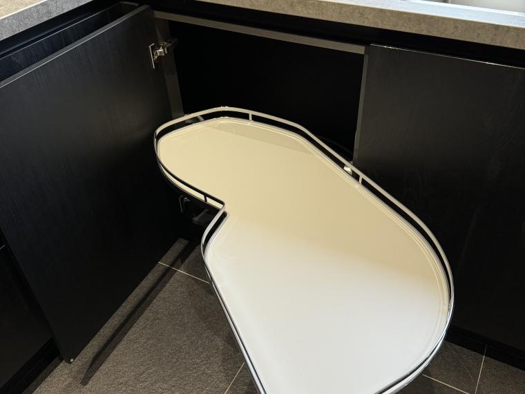 Moderne showroomkeuken Sherwood Eiken.