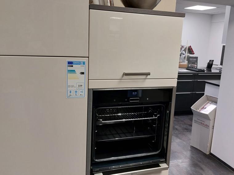 Häcker Musterküche Magnolie Hochglanz mit Pinie dunkel kombiniert