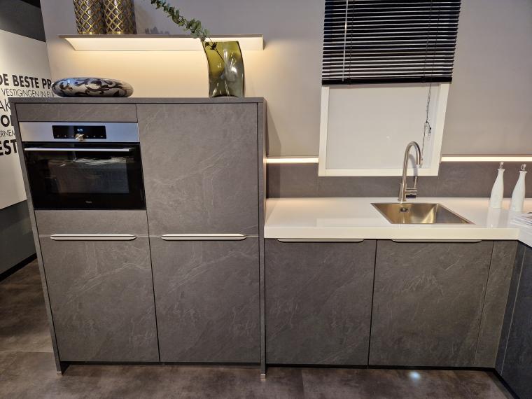 L-keuken in het Decor Leisteen met composiet werkblad