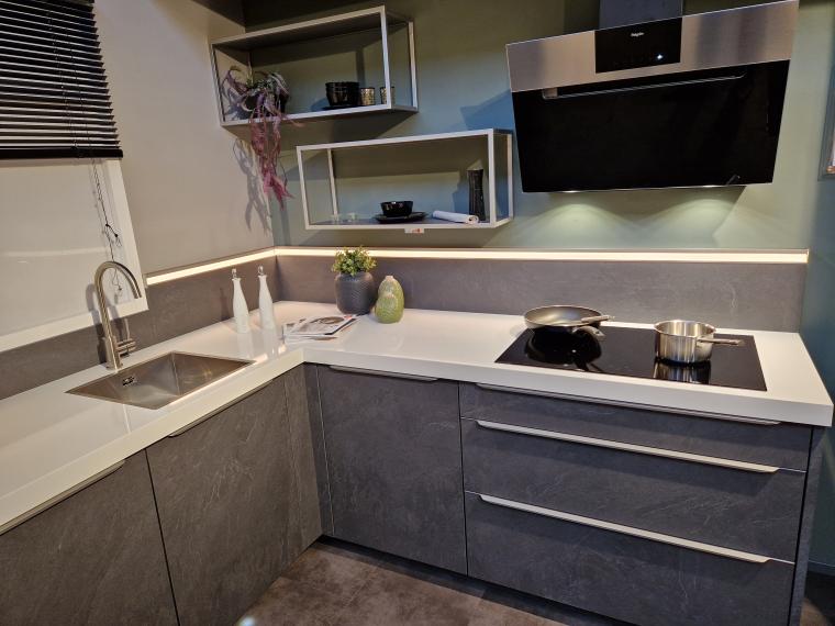 L-keuken in het Decor Leisteen met composiet werkblad