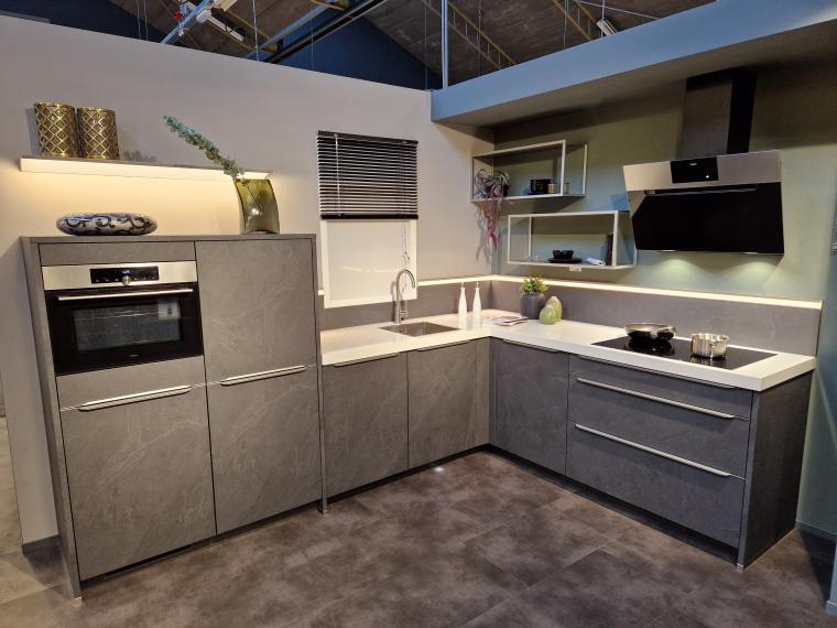 L-keuken in het Decor Leisteen met composiet werkblad