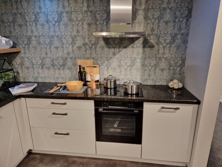 L-keuken met BOSCH-apparatuur en granieten werkblad