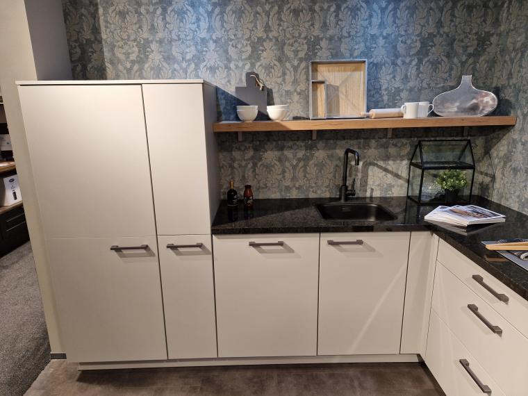 L-keuken met BOSCH-apparatuur en granieten werkblad