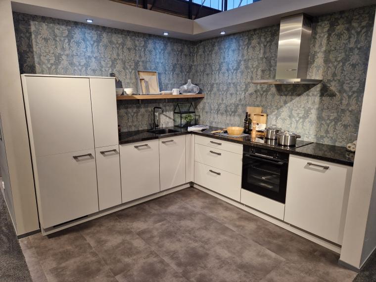 L-keuken met BOSCH-apparatuur en granieten werkblad