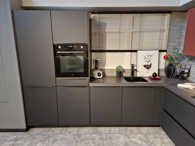 Grafietzwarte L-keuken met anti-vingerprint fronten, Pelgrim apparatuur en 6 cm dik TopCore werkblad