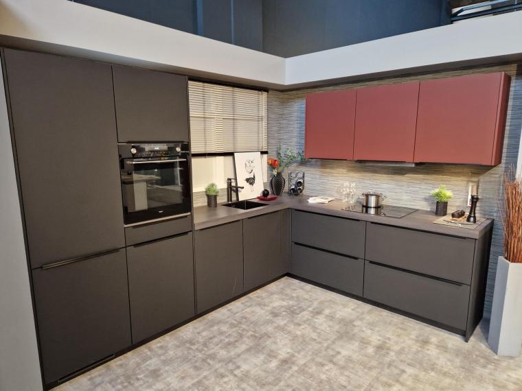 Grafietzwarte L-keuken met anti-vingerprint fronten, Pelgrim apparatuur en 6 cm dik TopCore werkblad