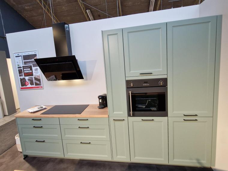 Parallel keuken met kaderfronten in de kleur Riet, tevens met een schiereiland en wijnklimaatkast (2-zones)