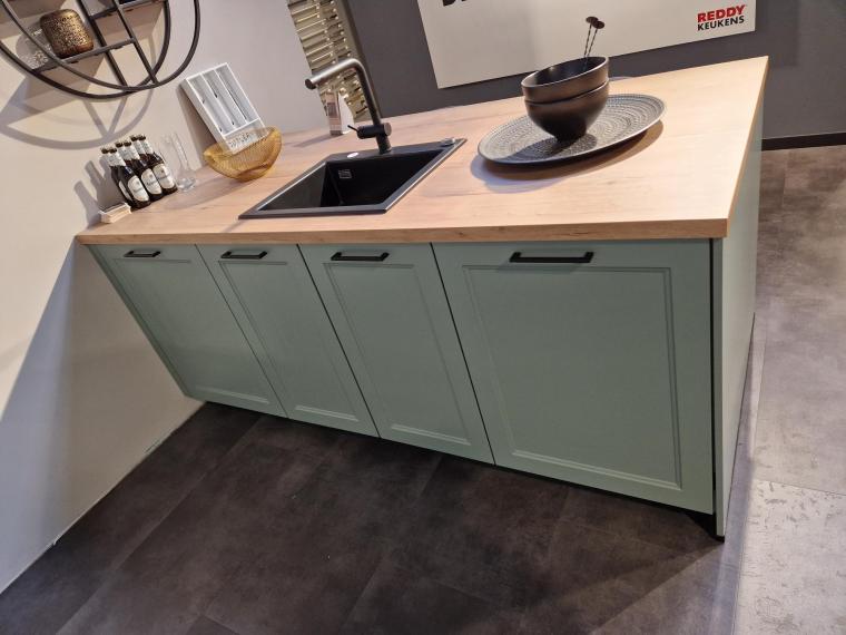 Parallel keuken met kaderfronten in de kleur Riet, tevens met een schiereiland en wijnklimaatkast (2-zones)