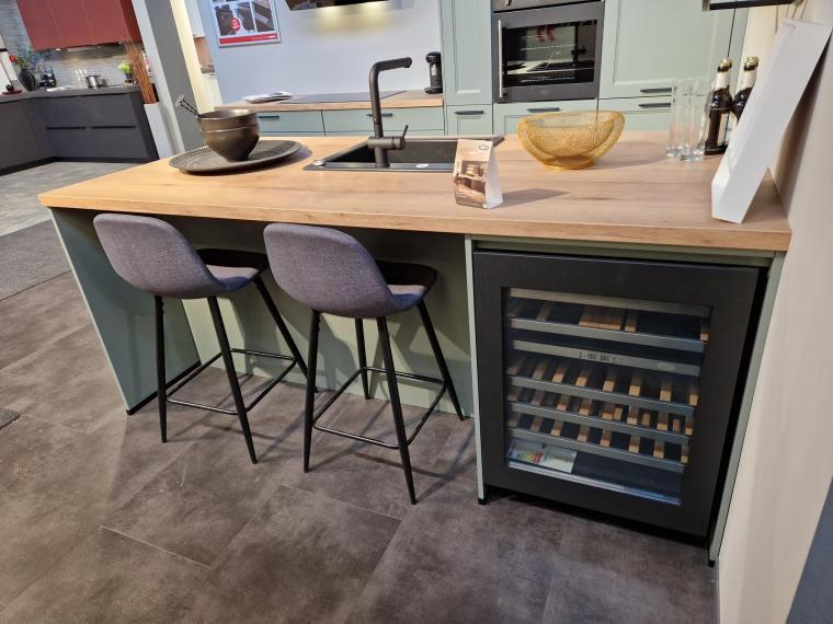 Parallel keuken met kaderfronten in de kleur Riet, tevens met een schiereiland en wijnklimaatkast (2-zones)