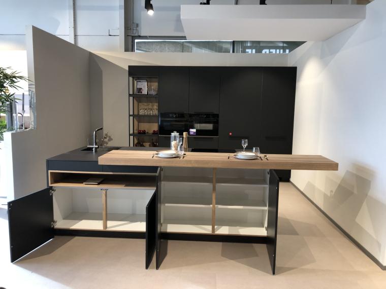 Modern parallel zwart mat keuken
