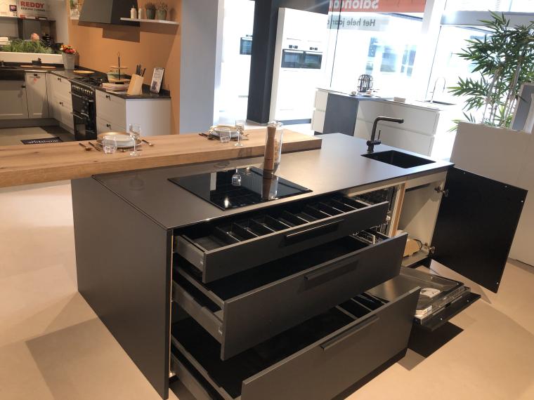 Modern parallel zwart mat keuken