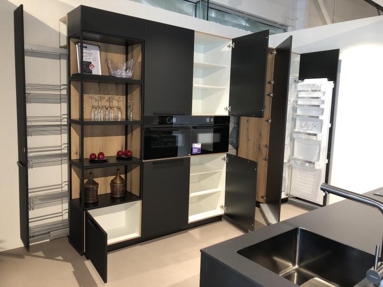 Modern parallel zwart mat keuken