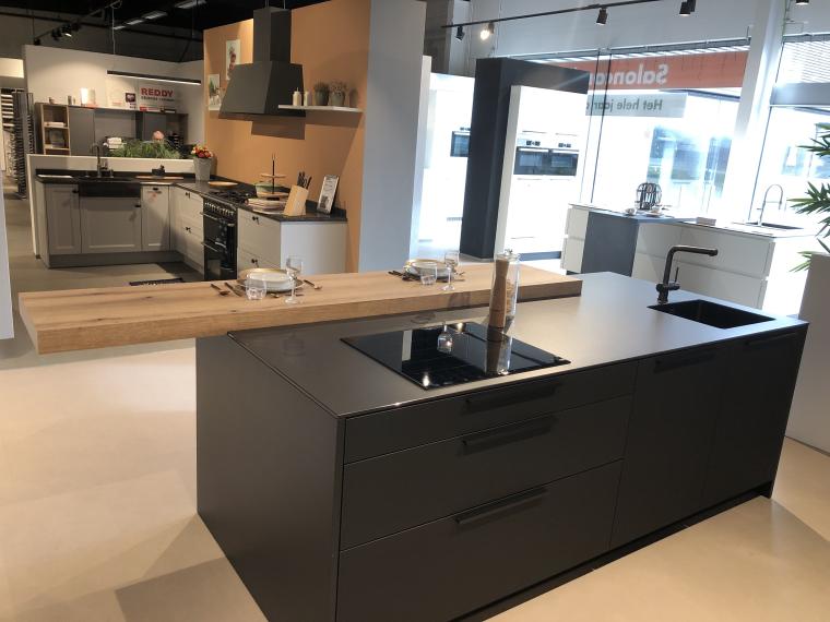 Modern parallel zwart mat keuken
