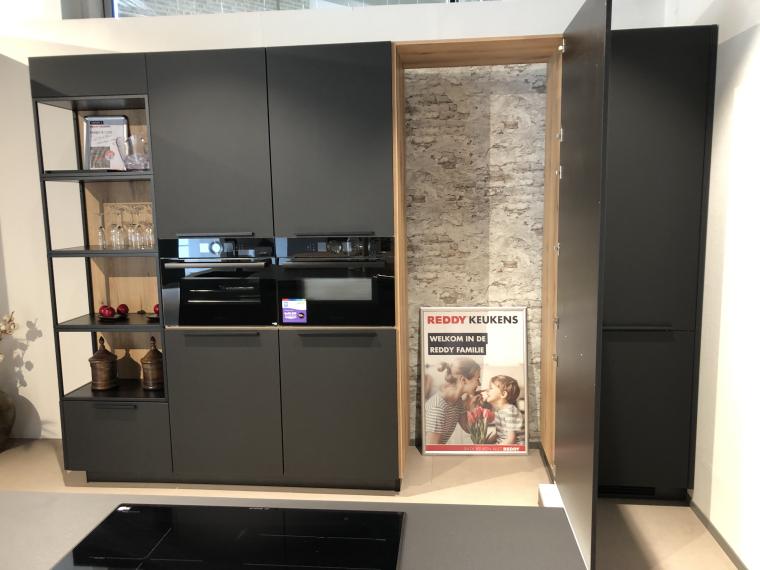 Modern parallel zwart mat keuken