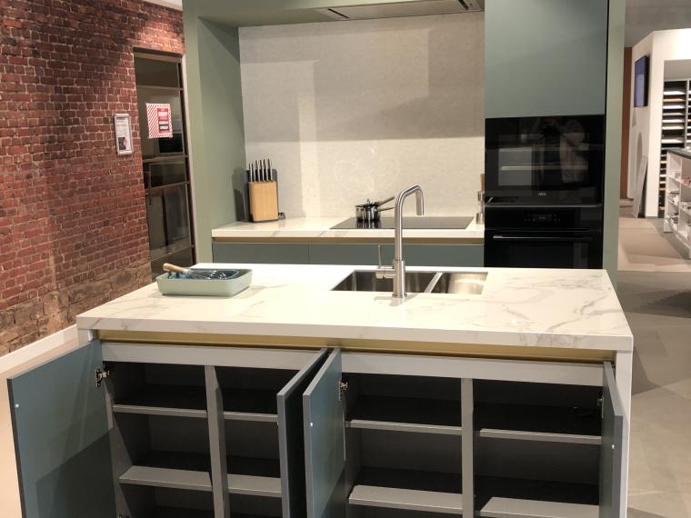 Modern recht keuken met eiland