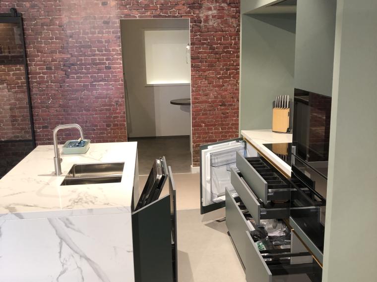 Modern recht keuken met eiland