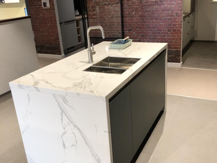 Modern recht keuken met eiland