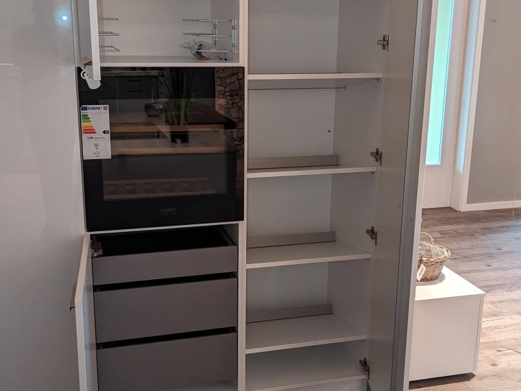 MK15 / Moderne Inselplanung mit Deckenhohen Schränken und exkl. Geräten und Arbeitsplatten