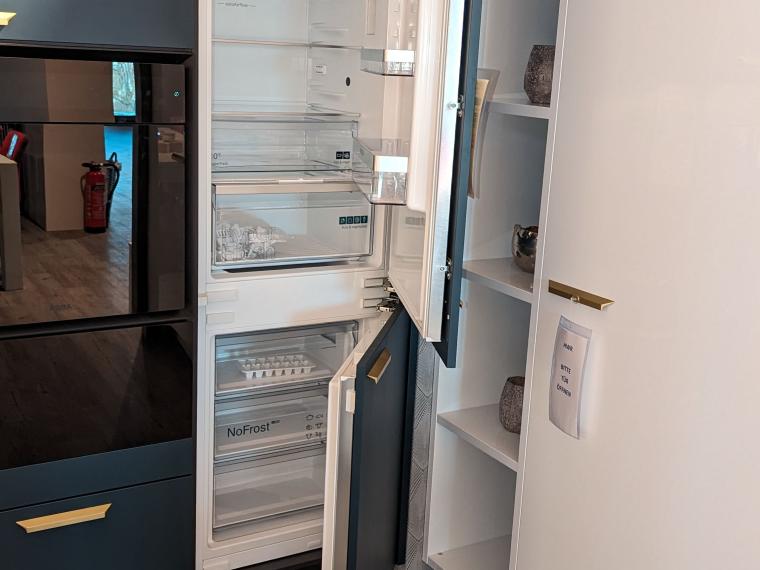 MK15 / Moderne Inselplanung mit Deckenhohen Schränken und exkl. Geräten und Arbeitsplatten