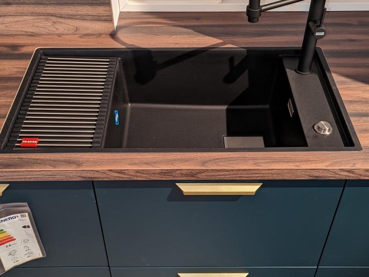 MK15 / Moderne Inselplanung mit Deckenhohen Schränken und exkl. Geräten und Arbeitsplatten