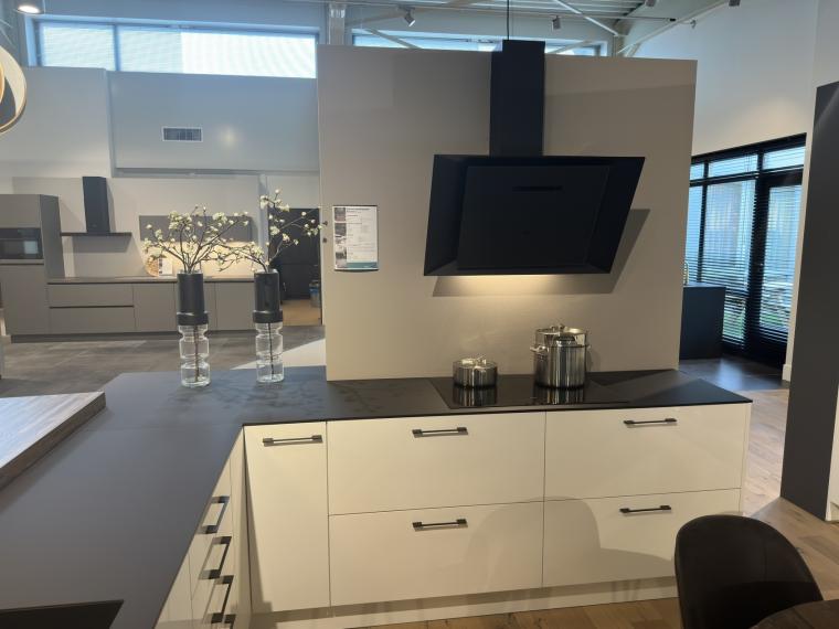 Keller  Hoogglans wit met zwart Fenix blad en halfopen kastenwand
