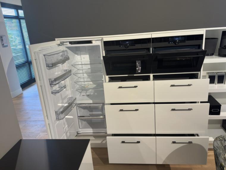 Keller  Hoogglans wit met zwart Fenix blad en halfopen kastenwand
