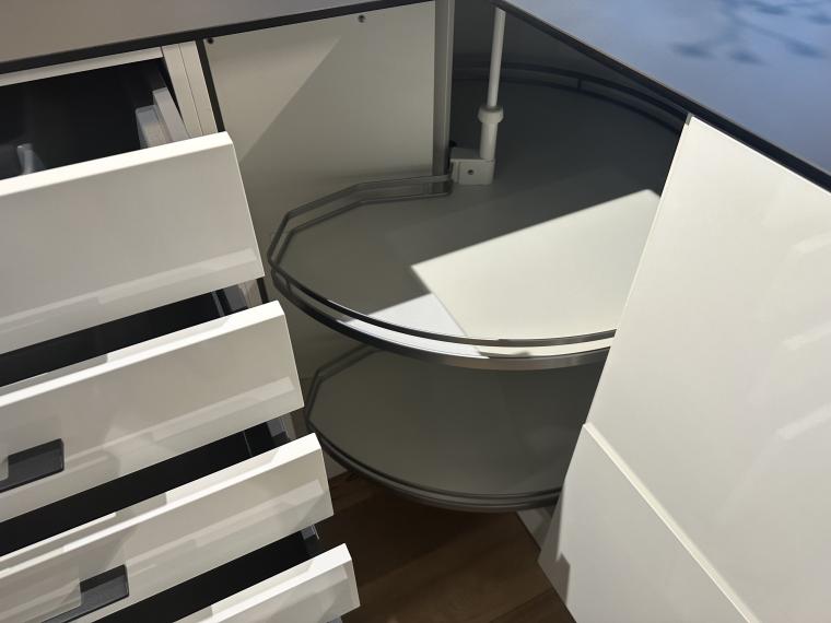 Keller  Hoogglans wit met zwart Fenix blad en halfopen kastenwand