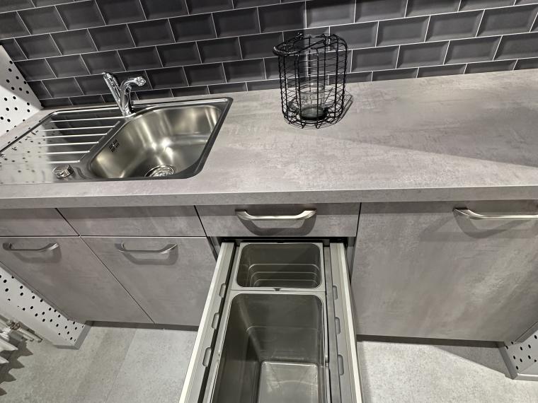 Moderner Hauswirtschaftsraum Zweizeilig mit matter Front in Spachtelbeton Perlgrau und Schichtstoff-Arbeitsplatte in Spachtelbeton Perlgrau