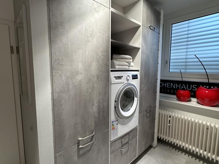 Moderner Hauswirtschaftsraum Zweizeilig mit matter Front in Spachtelbeton Perlgrau und Schichtstoff-Arbeitsplatte in Spachtelbeton Perlgrau