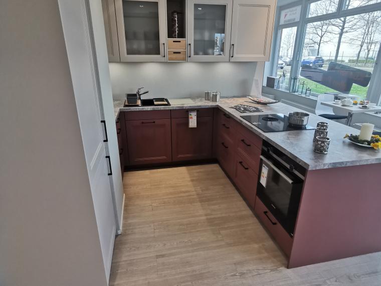 moderne Landhausküche mit Sitzgelegenheit inkl. Bora Kochfeld