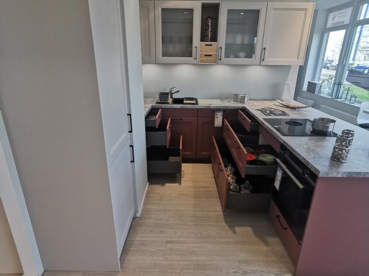 moderne Landhausküche mit Sitzgelegenheit inkl. Bora Kochfeld