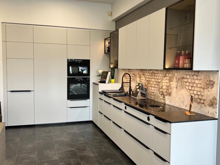 Moderne, hochwertige Küche in Kristallgrau