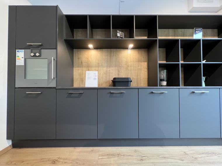Hochwertige LEICHT Musterküche mit Dekton Arbeitsplatte und Gaggenau Geräten
