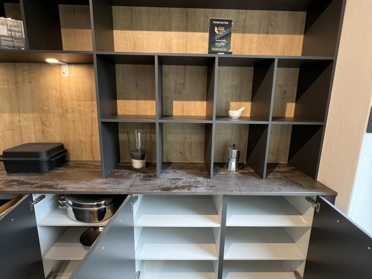 Hochwertige LEICHT Musterküche mit Dekton Arbeitsplatte und Gaggenau Geräten