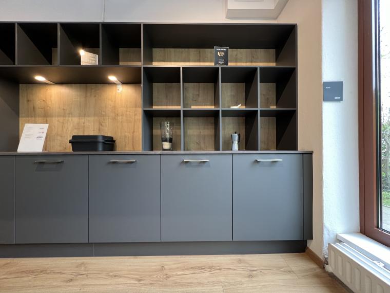 Hochwertige LEICHT Musterküche mit Dekton Arbeitsplatte und Gaggenau Geräten