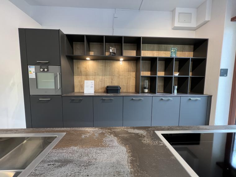 Hochwertige LEICHT Musterküche mit Dekton Arbeitsplatte und Gaggenau Geräten