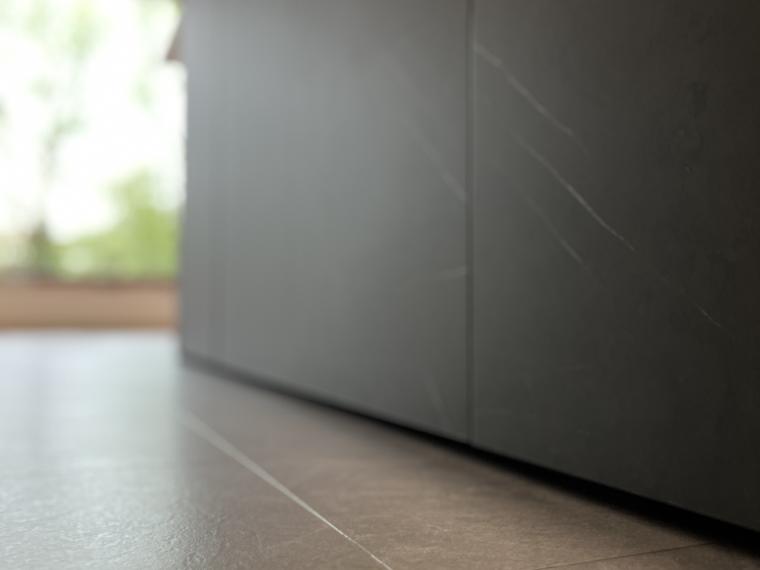 Moderne Häcker Musterküche mit Insel in Schwarz und Weiß