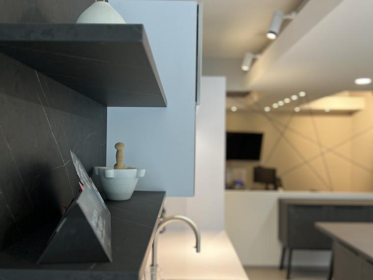 Moderne Häcker Musterküche mit Insel in Schwarz und Weiß