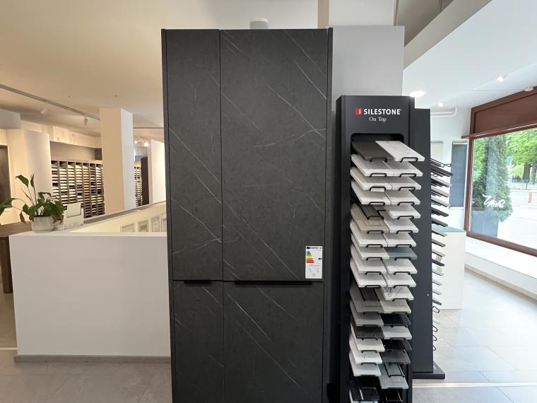 Moderne Häcker Musterküche mit Insel in Schwarz und Weiß