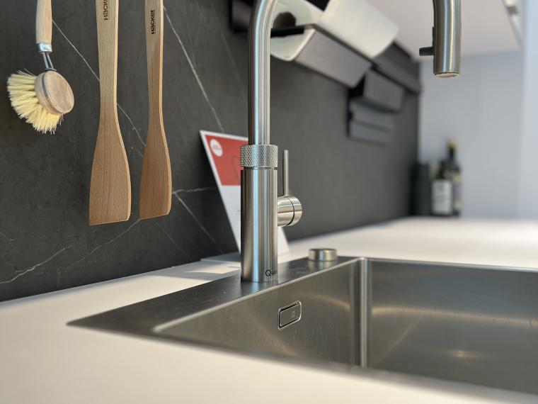 Moderne Häcker Musterküche mit Insel in Schwarz und Weiß