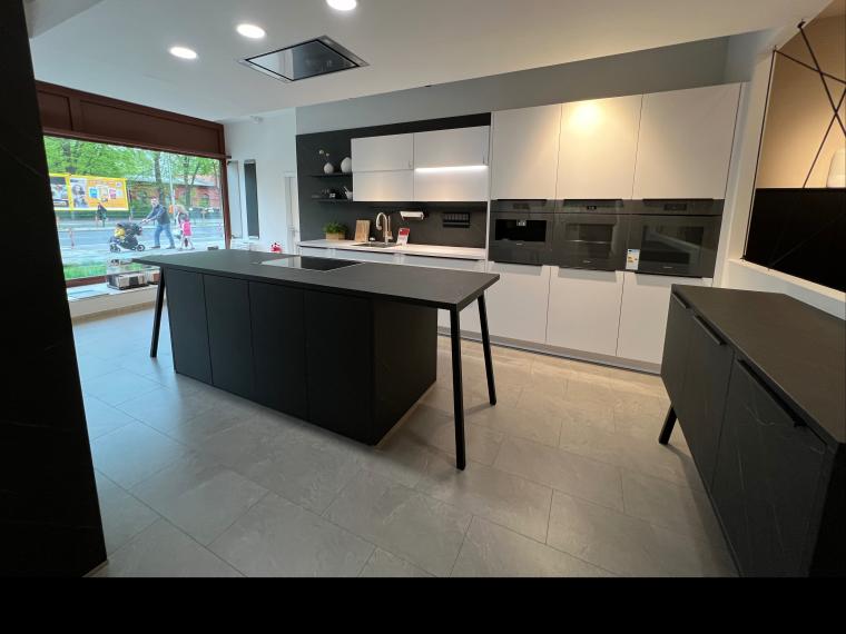 Moderne Häcker Musterküche mit Insel in Schwarz und Weiß